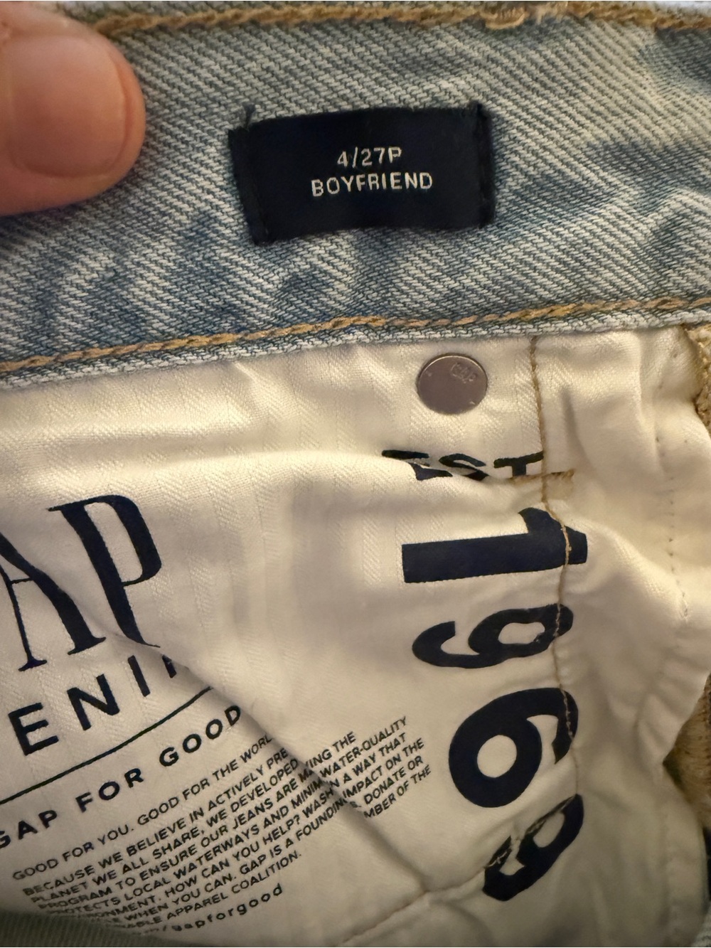 *NWT* GAP Denim Mid-Rise Boyfriend Jeans - Light Wash, Size 27/4 Petite - Picture 3 of 11
